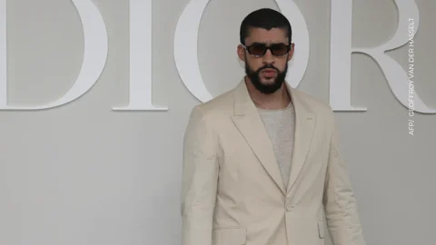 Bad Bunny tapa a una fan que mostraba de más