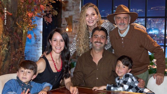 claudia-bahamon-con-la-familia-de-variel-sanchez Variel Sánchez, Claudia Bahamón, Estefanía Godoy y Julio Sánchez Cóccaro