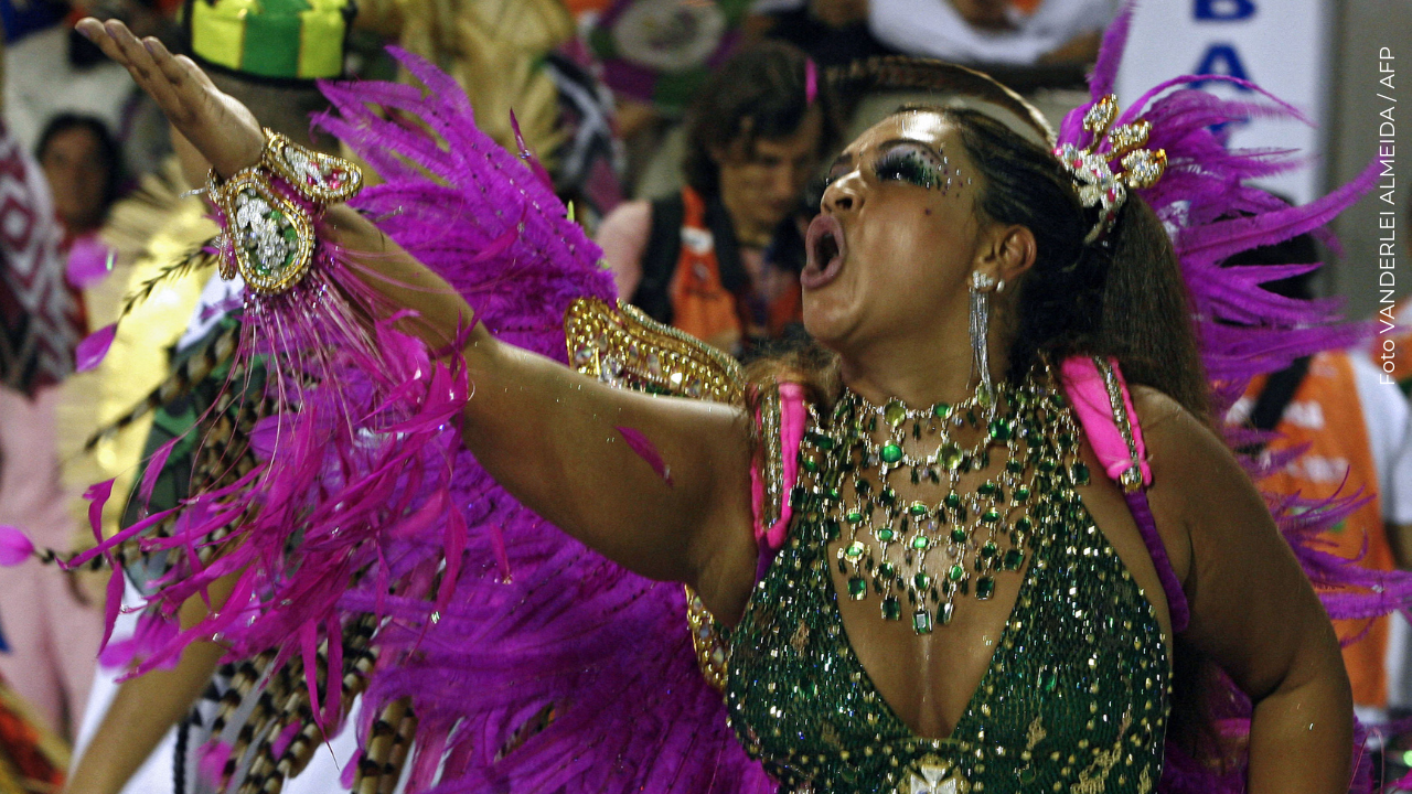 Preta Gil durante comparsa en Carnaval de Brasil