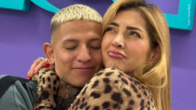 La Liendra reveló la razón por la que no viaja con Dani Duke La Liendra y Dani Duke posan a la cámara mientras se abrazan.
