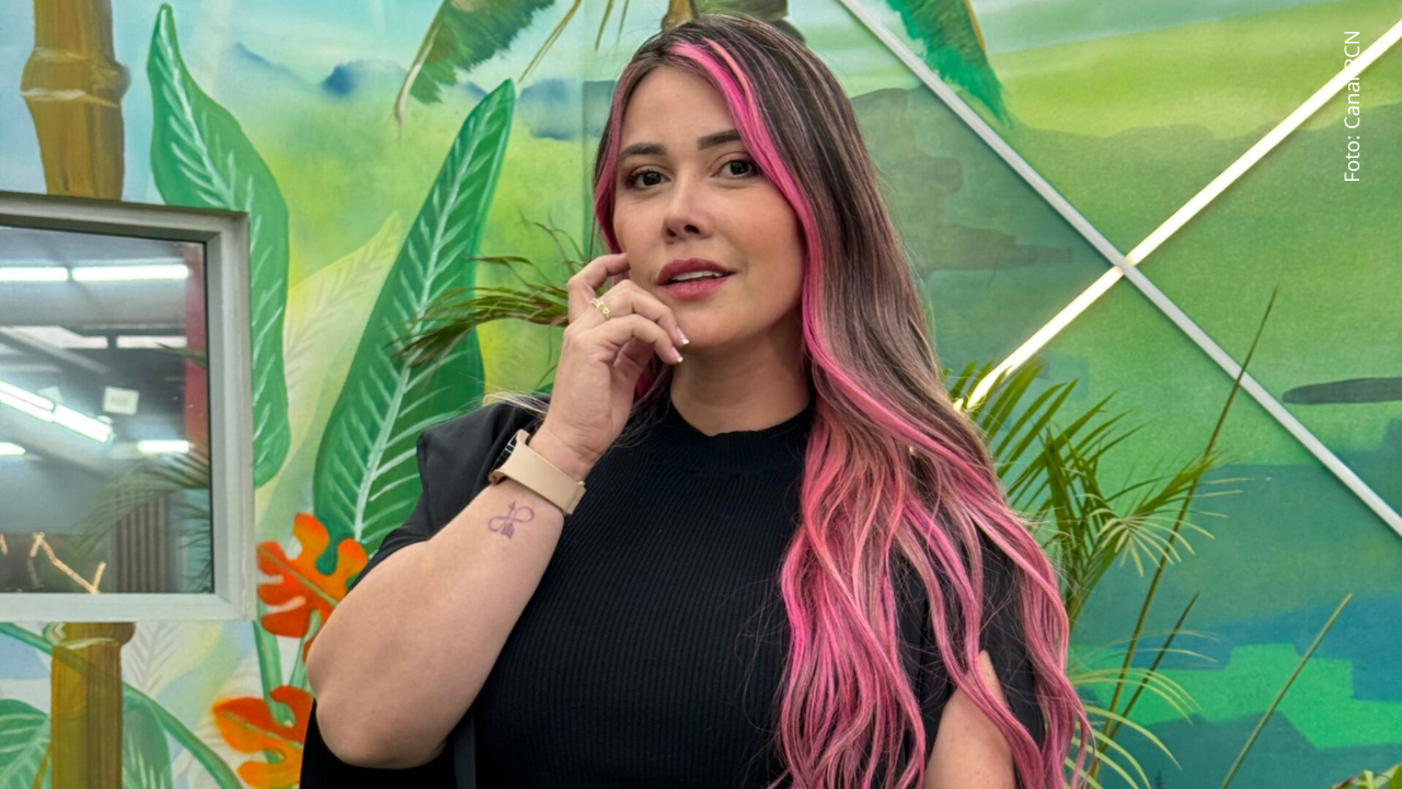 Manuela Gómez posando a la cámara mientras lleva su mano al rostro.