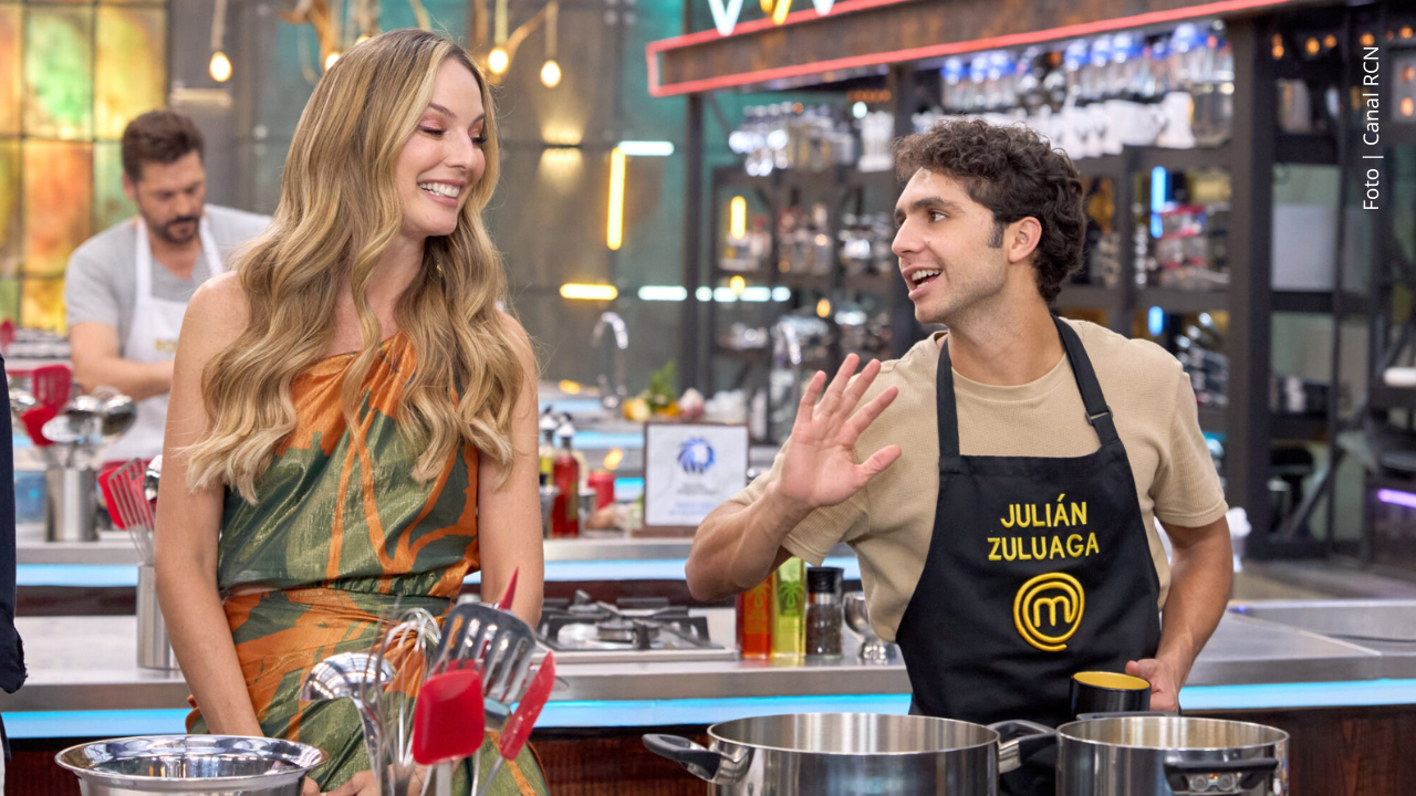 Claudia Bahamón junto a Julián Zuluaga en MasterChef Celebrity 2025.