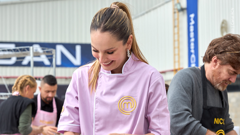 Claudia Bahamón durante reto de campo en MasterChef Celebrity 2025.