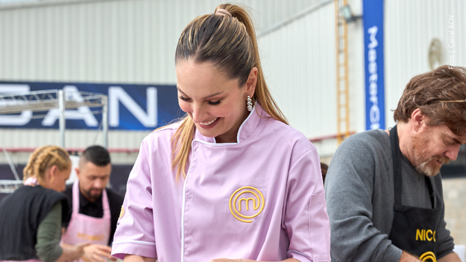 Claudia Bahamón portó filipina en MasterChef Celebrity Claudia Bahamón durante reto de campo en MasterChef Celebrity 2025.