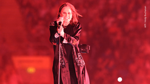 Ozzy Osbourne actúa durante la ceremonia de clausura de los Juegos de la Commonwealth.