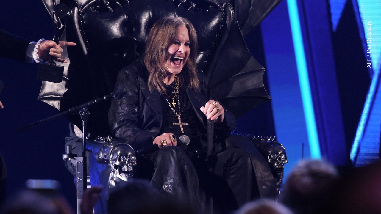 Ozzy Osbourne habla en el escenario durante el Rock & Roll Festival 2024.