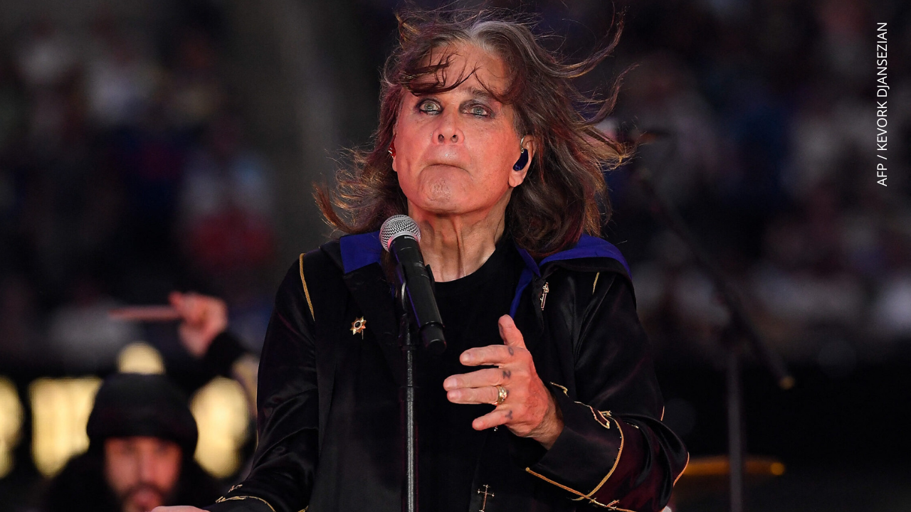 Ozzy Osbourne se presenta durante el medio tiempo del partido de la NFL entre Los Ángeles.