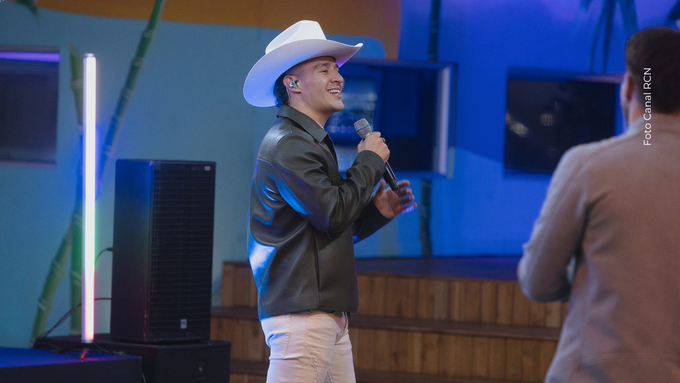 Luis Alfonso lleva su hija en caballo al colegio El cantante regional colombiano acompañó a su hija en un paseo a caballo que se robó los aplausos.