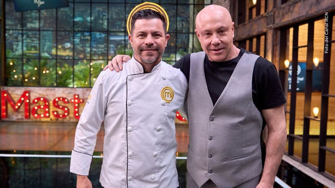 Así fue el inesperado regreso de Piter Albeiro a MasterChef ¡Sorpresa en MasterChef! Piter Albeiro regresa a las cocinas