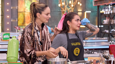Valentina Taguado junto a Claudia Bahamón en MasterChef Celebrity 2025.
