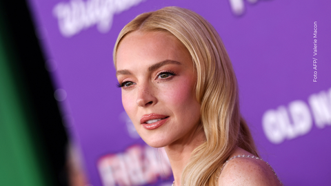 Rosa, elegante y con mensaje: el vestido de Lindsay Lohan en su regreso a Hollywood tiene más historia de lo que crees…