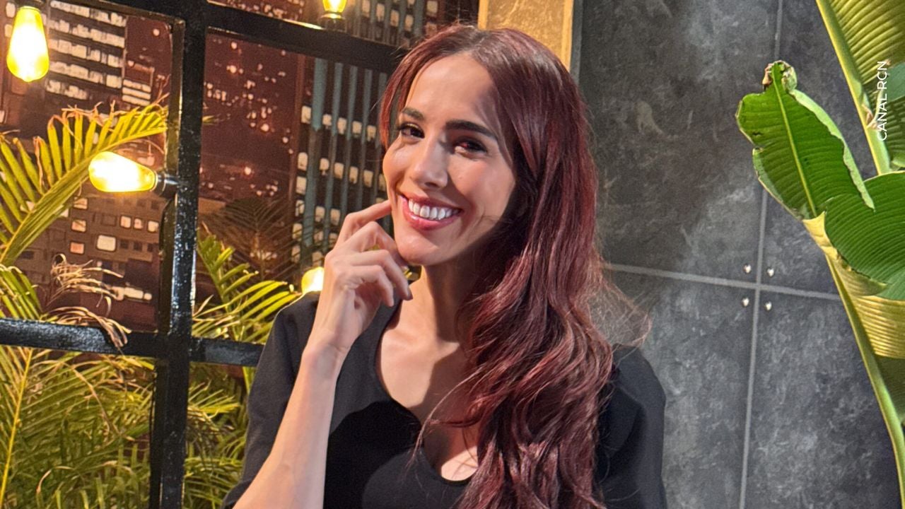 Violeta recibe reconocimiento por periodista