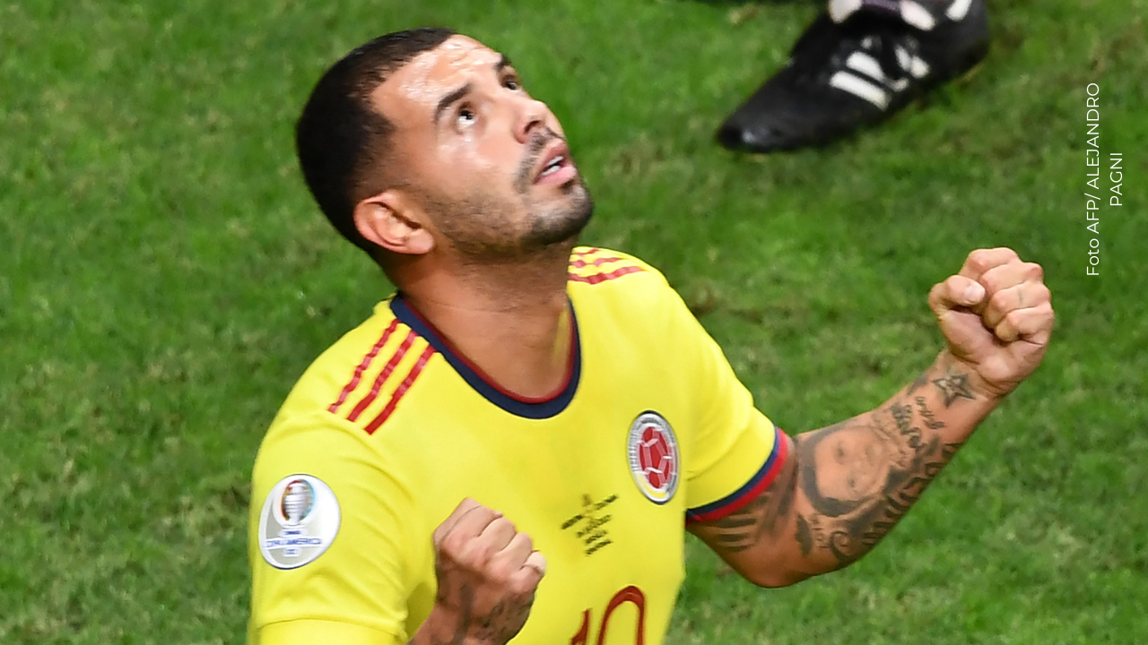 Dos leyendas, una historia, y el verde en el corazón. Ospina y Cardona se convierten en protagonistas del cine en el estreno de Uno Vuelve Siempre. ¡Un homenaje que emociona!