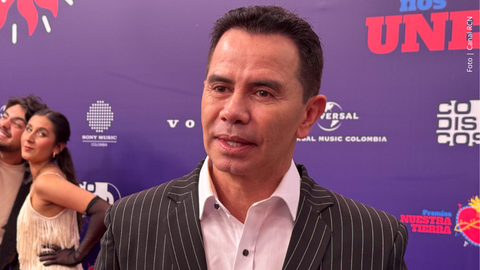 Jhonny Rivera asiste a Los Premios Nuestra Tierra.