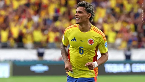 Richard Ríos sorprende como modelo en la Copa América y causa sensación