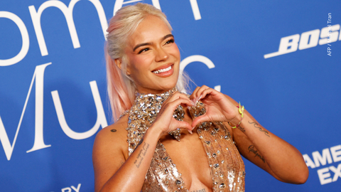 Karol G asiste a los Billboard Women in Music Awards 2024 en el Teatro YouTube.