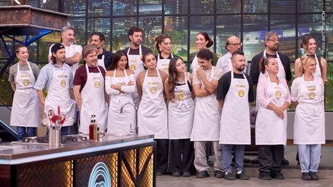 Nueve celebridades se fueron con delantal negro en MasterChef