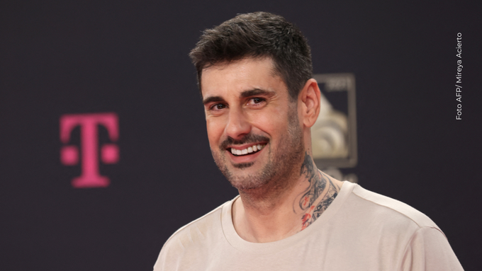 Melendi abre concierto de la Velada 5 Con camiseta del Real Oviedo y millones conectados en Twitch, Melendi dejó huella en la apertura de La Velada del Año 5.