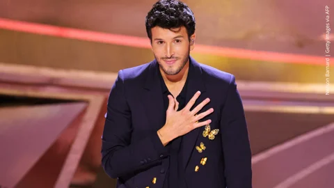 Sebastián Yatra invitó a una fan a cantar con él en tarima