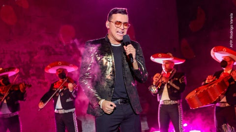 Yeison Jiménez recibió lujosa cadena de cumpleaños