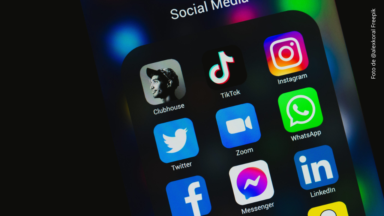 Trucos para evitar el consumo de datos en el celular Pantalla de celular con redes sociales.