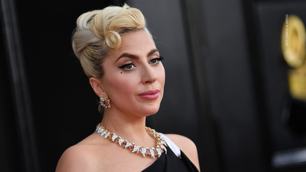 Lady Gaga sufre caída en concierto de Las Vegas y su reacción es tendencia en redes