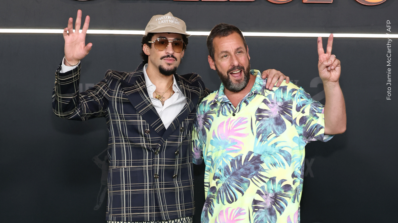 Adam Sandler y Bad Bunny en la premier
