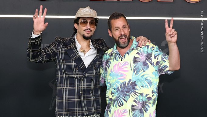 Adam Sandler y Bad Bunny en la premier