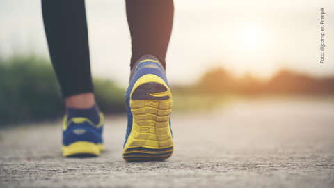 Primer plano de zapatillas para correr.