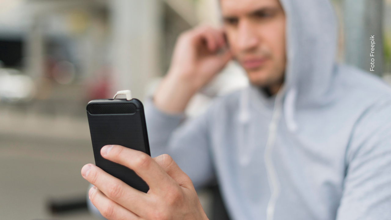 El celular de un joven fue tomado sin permiso, pero el descuido del hombre dejó al descubierto fotos íntimas que ya circulan en redes.