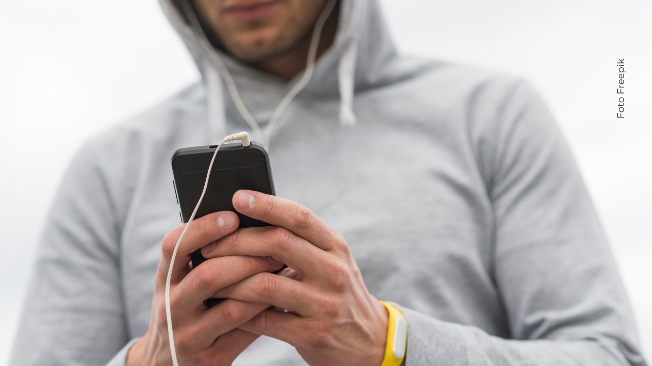 El video en TikTok narra cómo el influencer logró recuperar su teléfono y lo que halló en el otro equipo.
