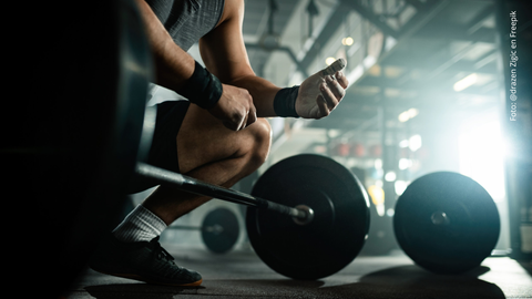 Hombre ejercitándose en un gimnasio