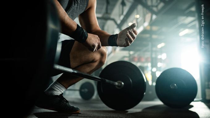 Hombre ejercitándose en un gimnasio