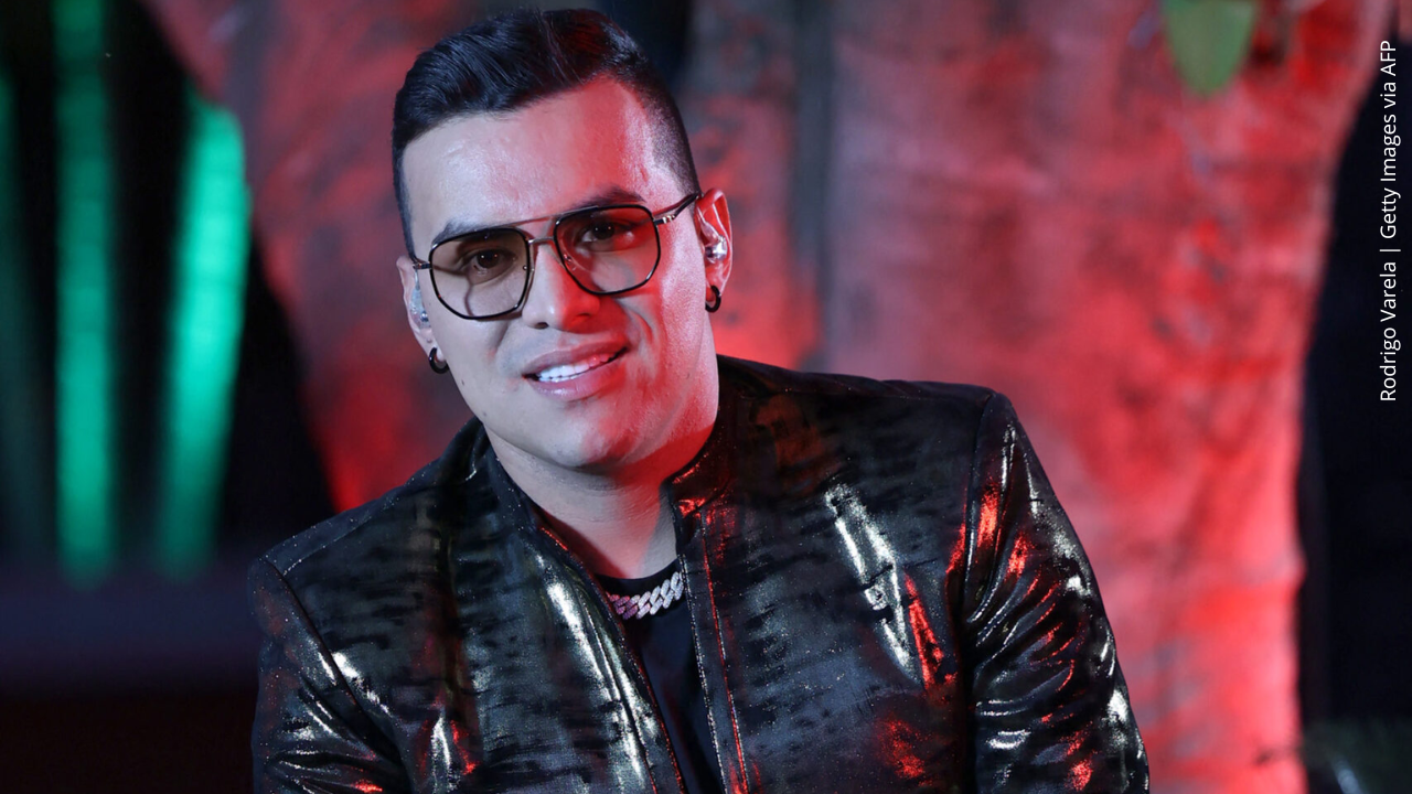Yeison Jiménez se cae en pleno concierto