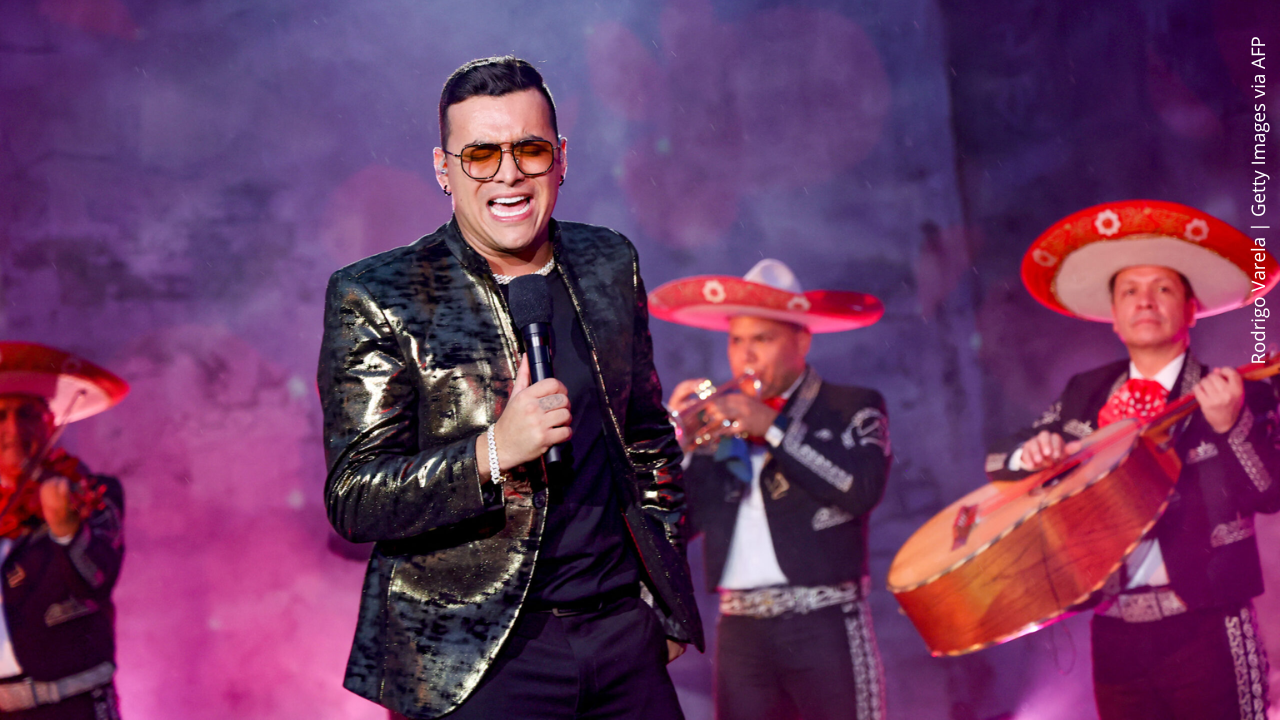 Yeison Jiménez se cae en pleno concierto