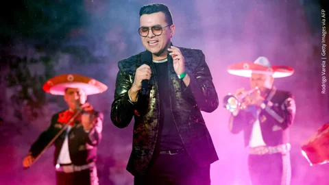 Yeison Jiménez se cae en pleno concierto