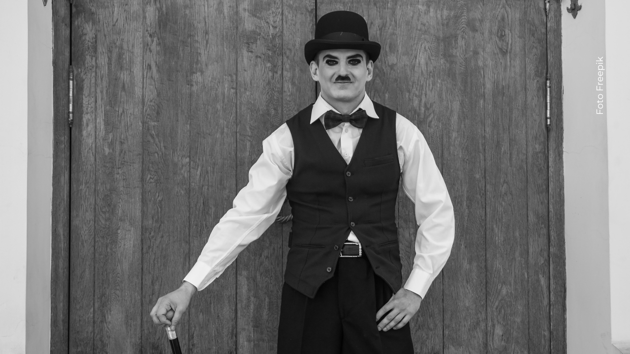 Estrenada en 1925, esta obra mezcla crítica social, comedia y ternura en medio de la fiebre del oro en Alaska.