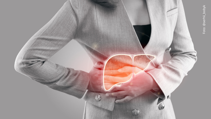 Este es el tipo de cáncer más agresivo, según expertos Ilustración del hígado en el cuerpo de una mujer sobre un fondo gris.