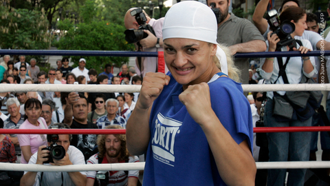 Alejandra "Locomotora" Oliveras sonriente en un evento deportivo