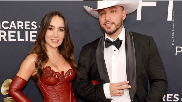 Jessi Uribe mostró en pleno concierto la primera ropita de su nueva hija