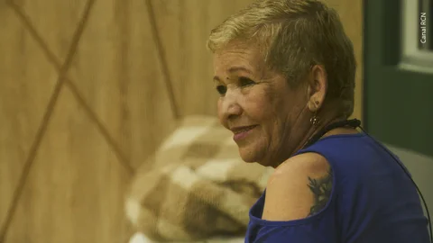 La Abuela sorprende con beso en concierto de Joaquin Guiller