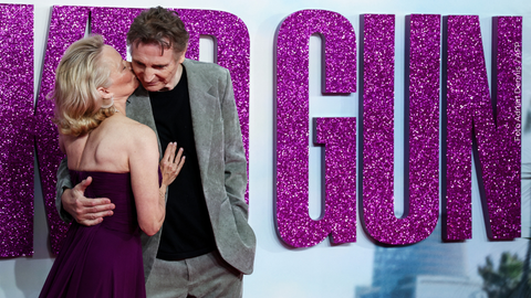 Pamela Anderson besa en la mejilla a Liam Neeson