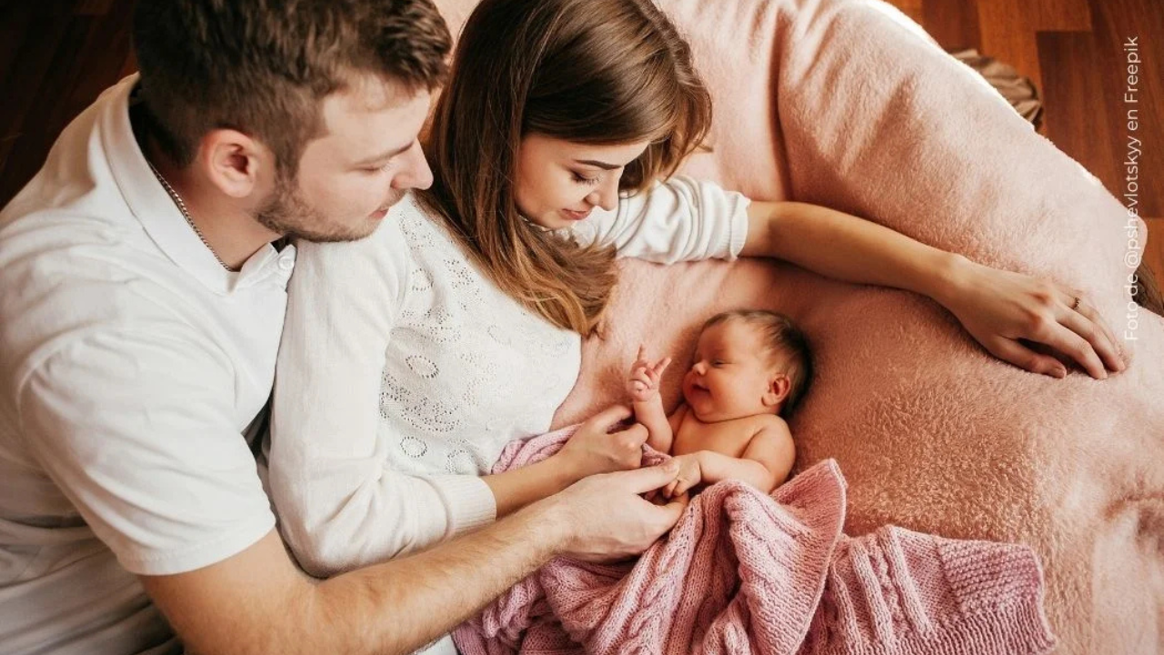 Bebé recién nacido junto a sus padres.