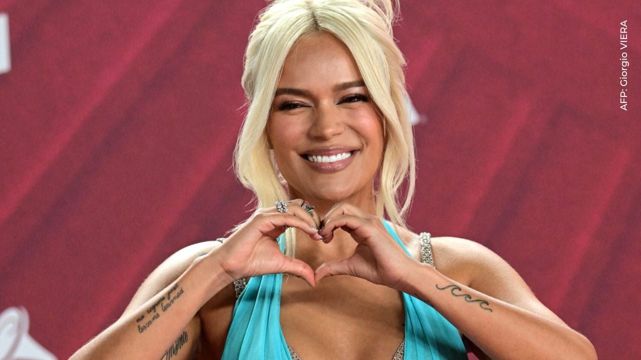 Karol G consuela a fan