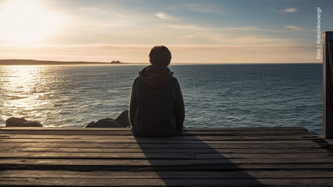 La ciencia revela a qué edad desaparece la felicidad Persona mirando hacia el horizonte.