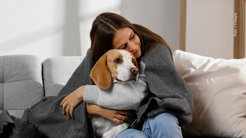 Mujer abrazando a su perro.