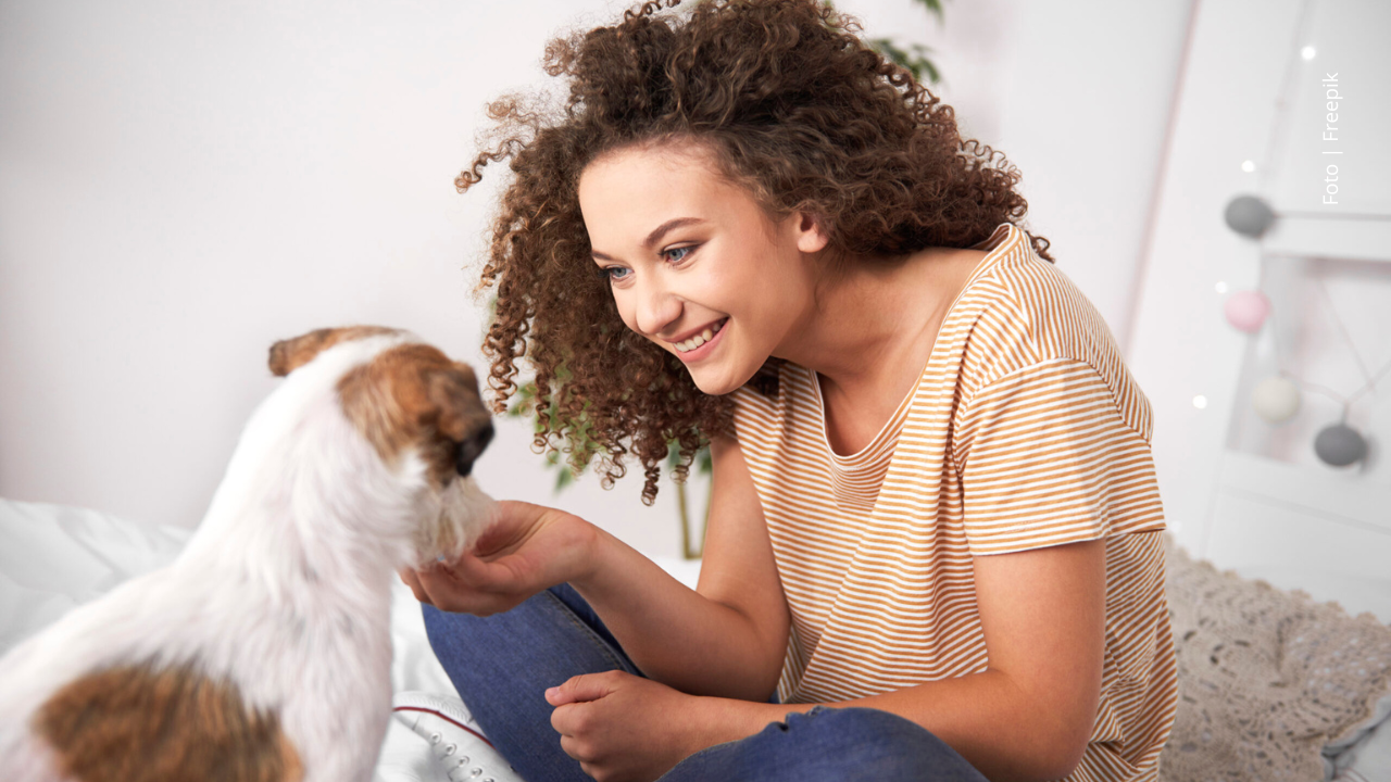 Mujer jugando con su perro