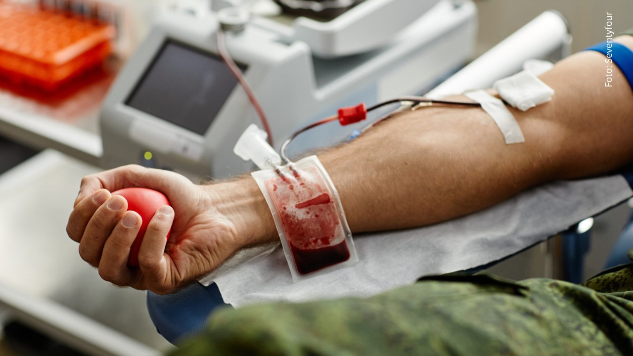 Persona donando sangre.