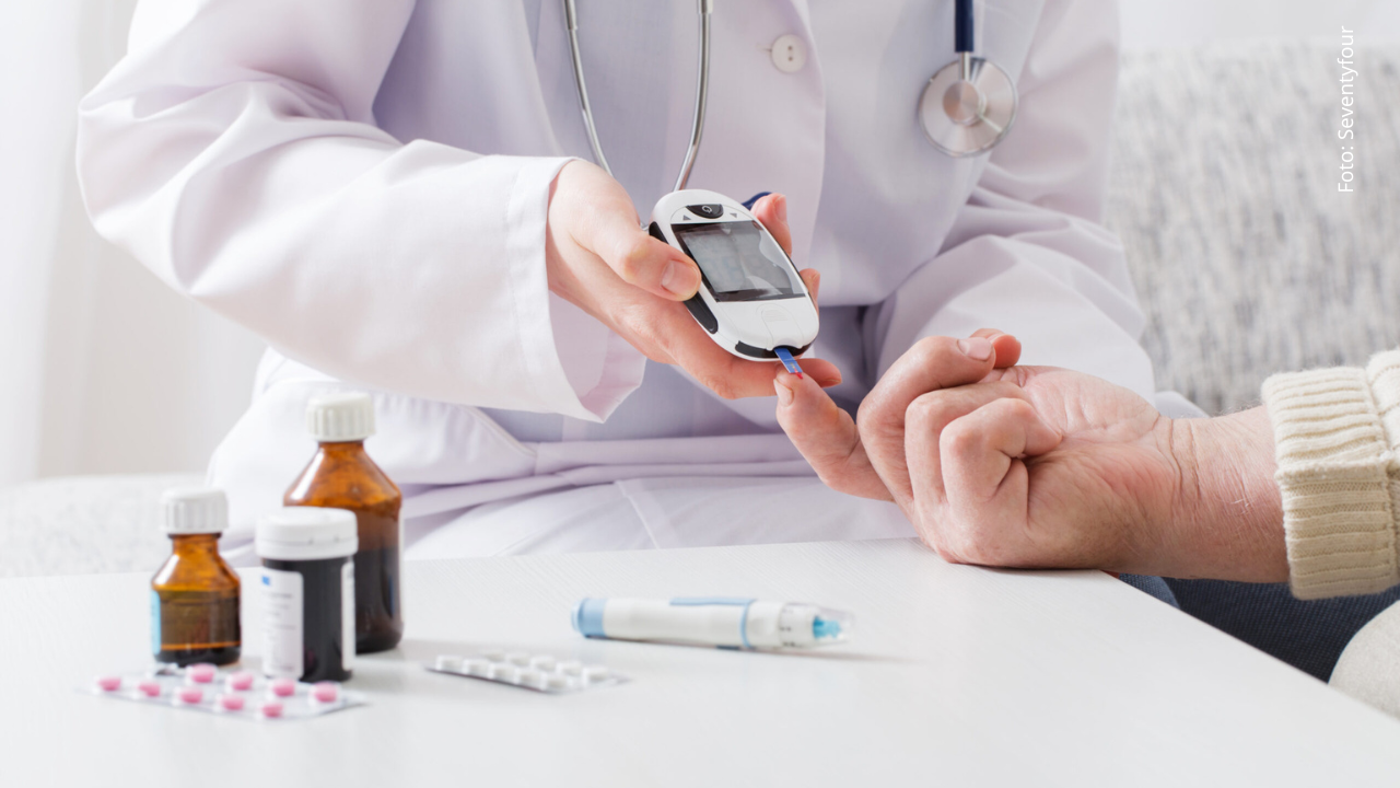 Persona haciéndose un examen de sangre.