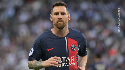 Yassine Cheuko, el inseparable guardaespaldas de Lionel Messi, saltó al terreno de juego para apartar a varios jugadores del equipo mexicano que rodeaban al astro argentino.